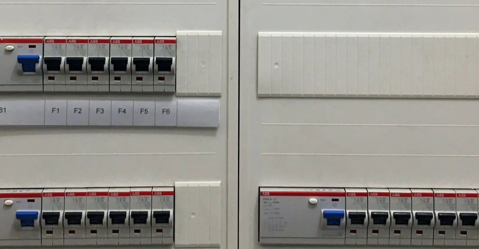 Elektrik panosunda sigorta ve şalter düzeni
