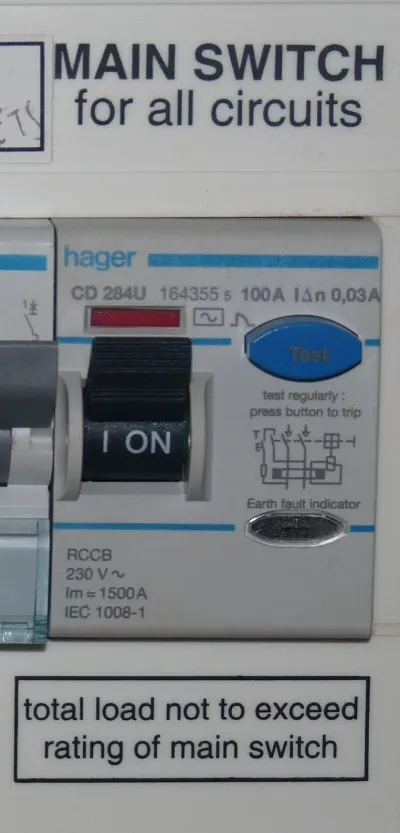 Kaçak akım rölesi (RCD) yakın çekim